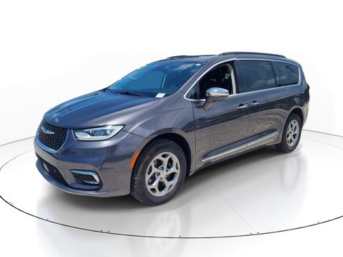 Used 2022 Chrysler Pacifica Limited AWD/4WD image 3