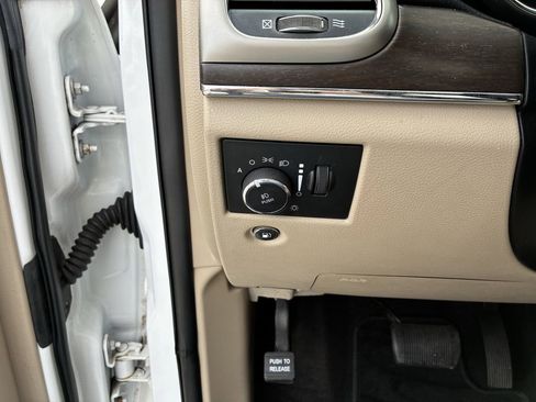 Used 2020 Jeep Grand Cherokee Altitude image 19