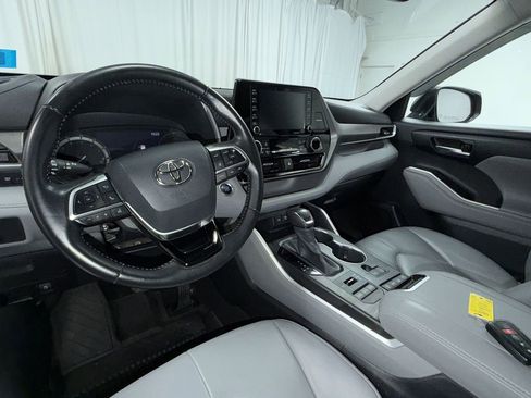 Used 2020 Toyota Highlander XLE image 3