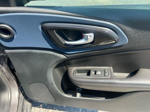 Used 2017 Chrysler 200 S w/ Comfort Group AWD/4WD image 11