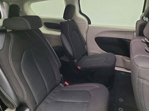 Used 2022 Chrysler Voyager LX image 19