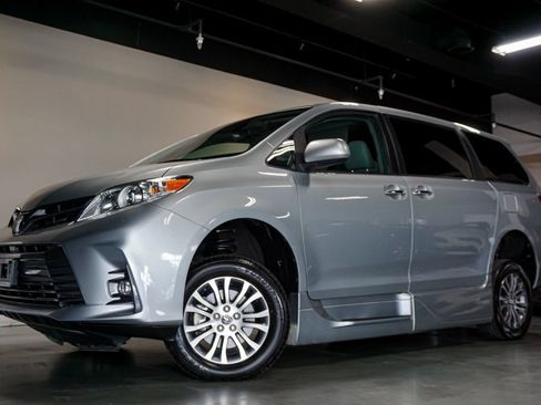 Used 2019 Toyota Sienna XLE Premium FWD image 2