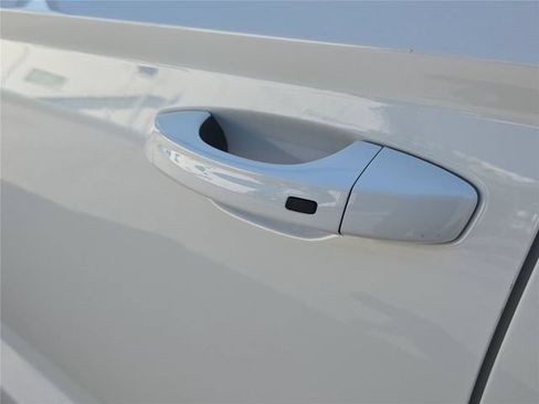 Used 2023 Volkswagen Taos SE w/ Panoramic Sunroof Package FWD image 5