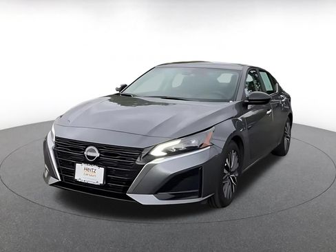 Used 2025 Nissan Altima 2.5 SV FWD image 6