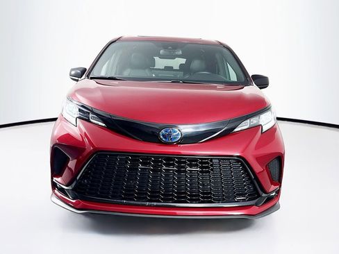 Used 2025 Toyota Sienna XSE FWD image 2