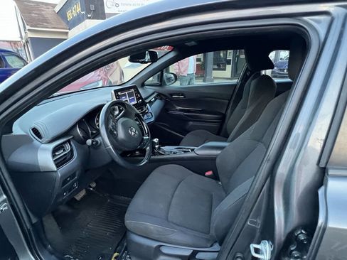 Used 2019 Toyota C-HR XLE image 3