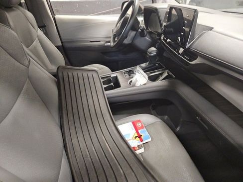 Used 2022 Toyota Sienna Limited image 6