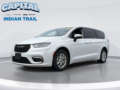 Used 2023 Chrysler Pacifica Touring-L FWD image 1