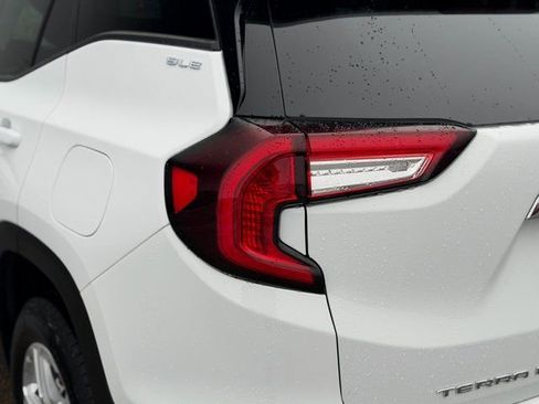 Used 2024 GMC Terrain SLE image 9