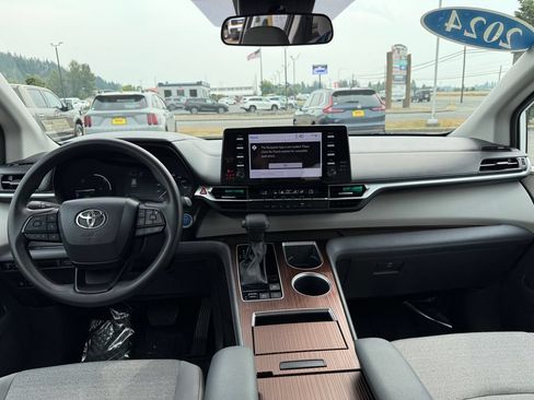 Used 2024 Toyota Sienna LE AWD/4WD image 21