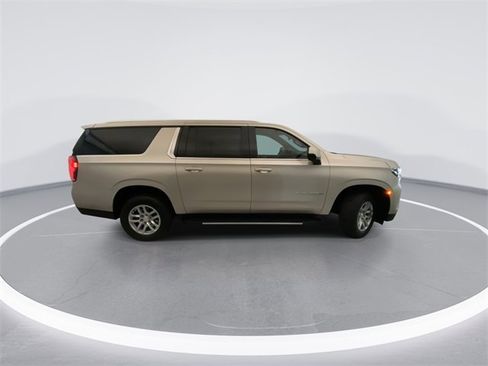 Used 2023 Chevrolet Suburban LT image 5