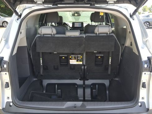 Used 2022 Toyota Sienna XLE image 9