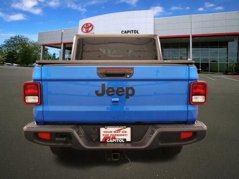 Used 2023 Jeep Gladiator Sport AWD/4WD image 4
