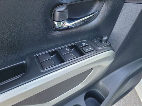 Used 2024 Nissan Titan SV w/ SV Convenience Package image 17