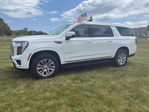 Used 2025 GMC Yukon XL Denali AWD/4WD image 47