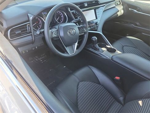 Used 2020 Toyota Camry SE image 6