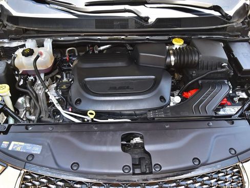 Used 2024 Chrysler Pacifica Touring-L FWD image 38
