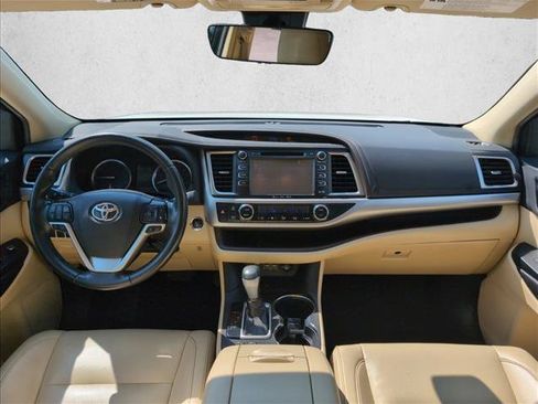 Used 2019 Toyota Highlander XLE FWD image 19