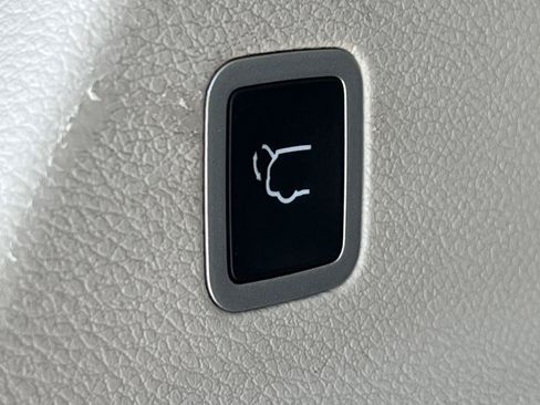 Used 2024 Chrysler Pacifica Touring-L FWD image 31