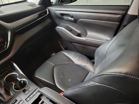 Used 2020 Toyota Highlander XLE image 19