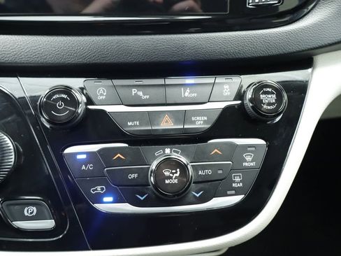 Certified 2023 Chrysler Pacifica Touring-L FWD image 33