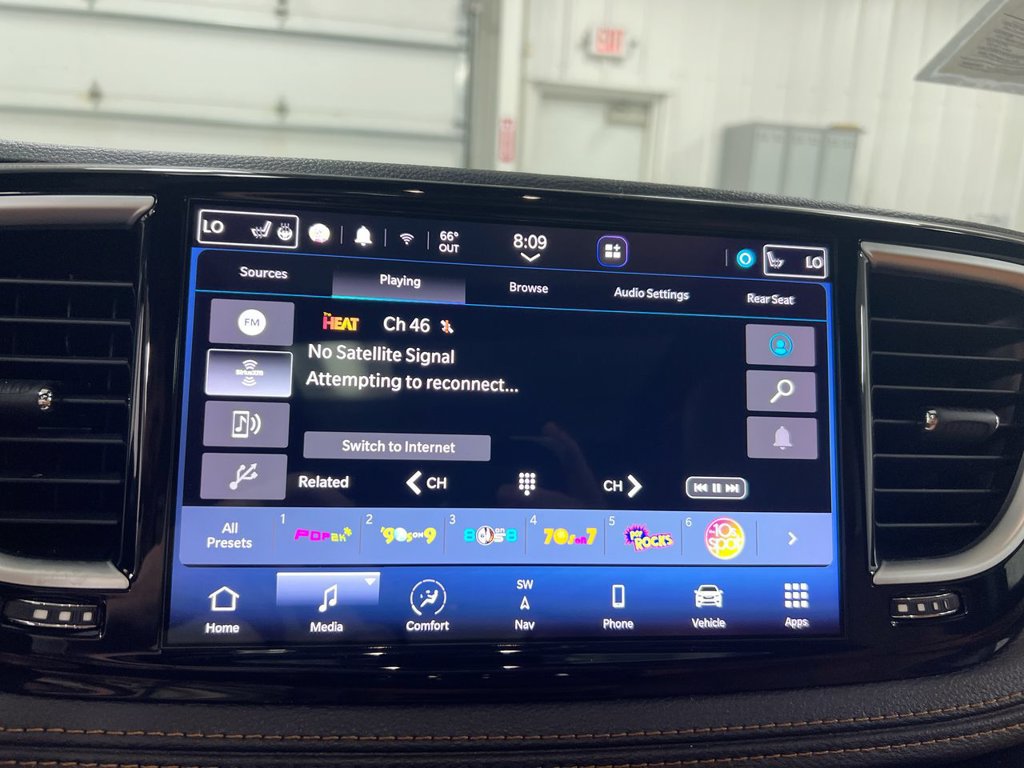 Used 2023 Chrysler Pacifica Pinnacle AWD/4WD image 14