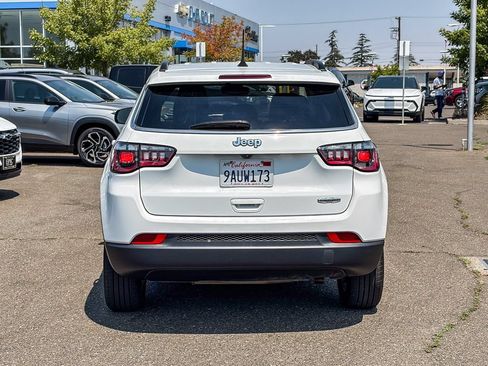 Used 2022 Jeep Compass Latitude FWD image 3