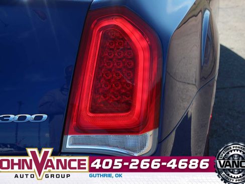 Used 2021 Chrysler 300 Touring L image 9