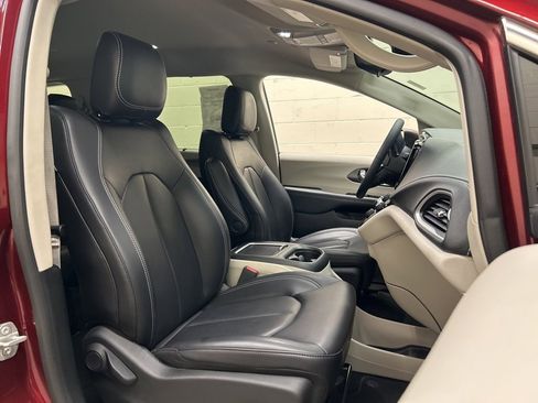 Used 2023 Chrysler Pacifica Touring-L image 12