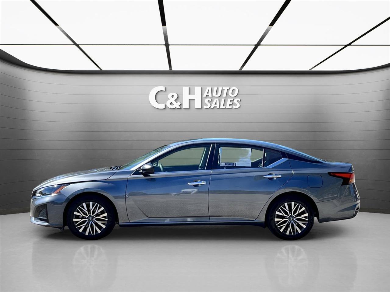 Used 2025 Nissan Altima 2.5 SV FWD image 11