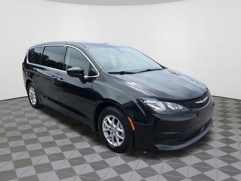 Used 2022 Chrysler Voyager LX FWD image 4