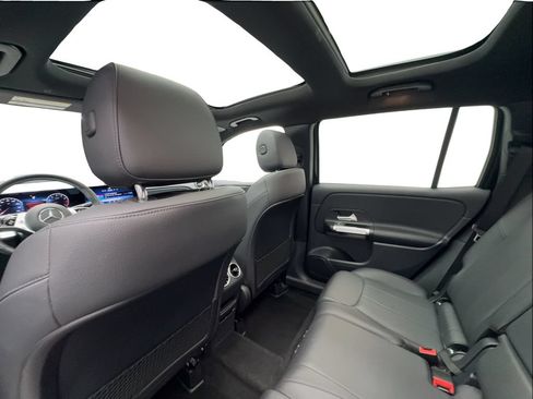 Used 2025 Mercedes-Benz GLB 250 4MATIC image 23