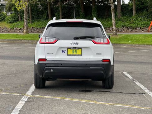 Used 2019 Jeep Cherokee Latitude Plus AWD/4WD image 4