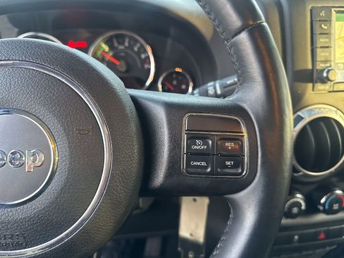 Used 2012 Jeep Wrangler Unlimited Sahara image 21