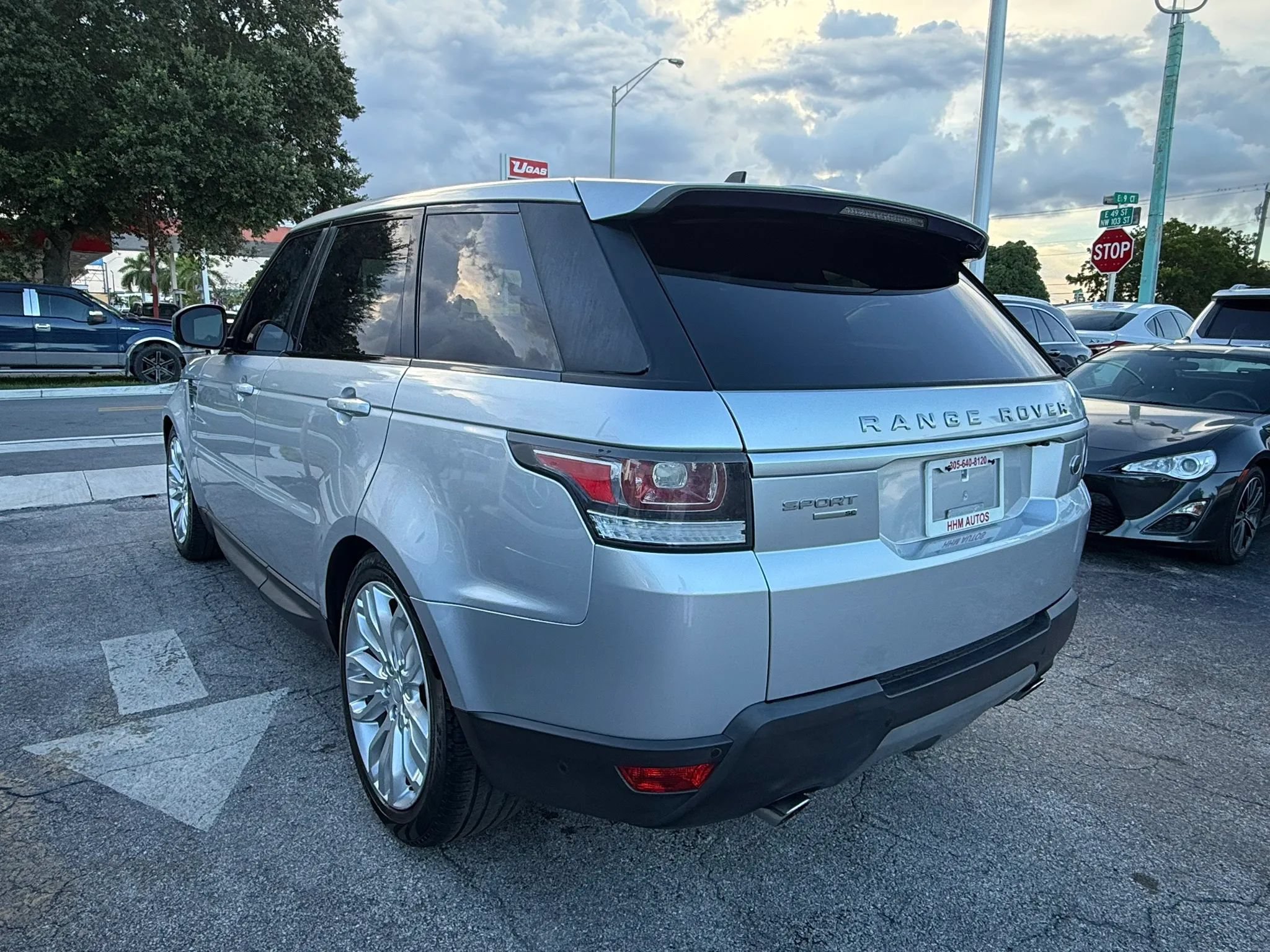 Used 2016 Land Rover Range Rover Sport SE AWD/4WD image 3