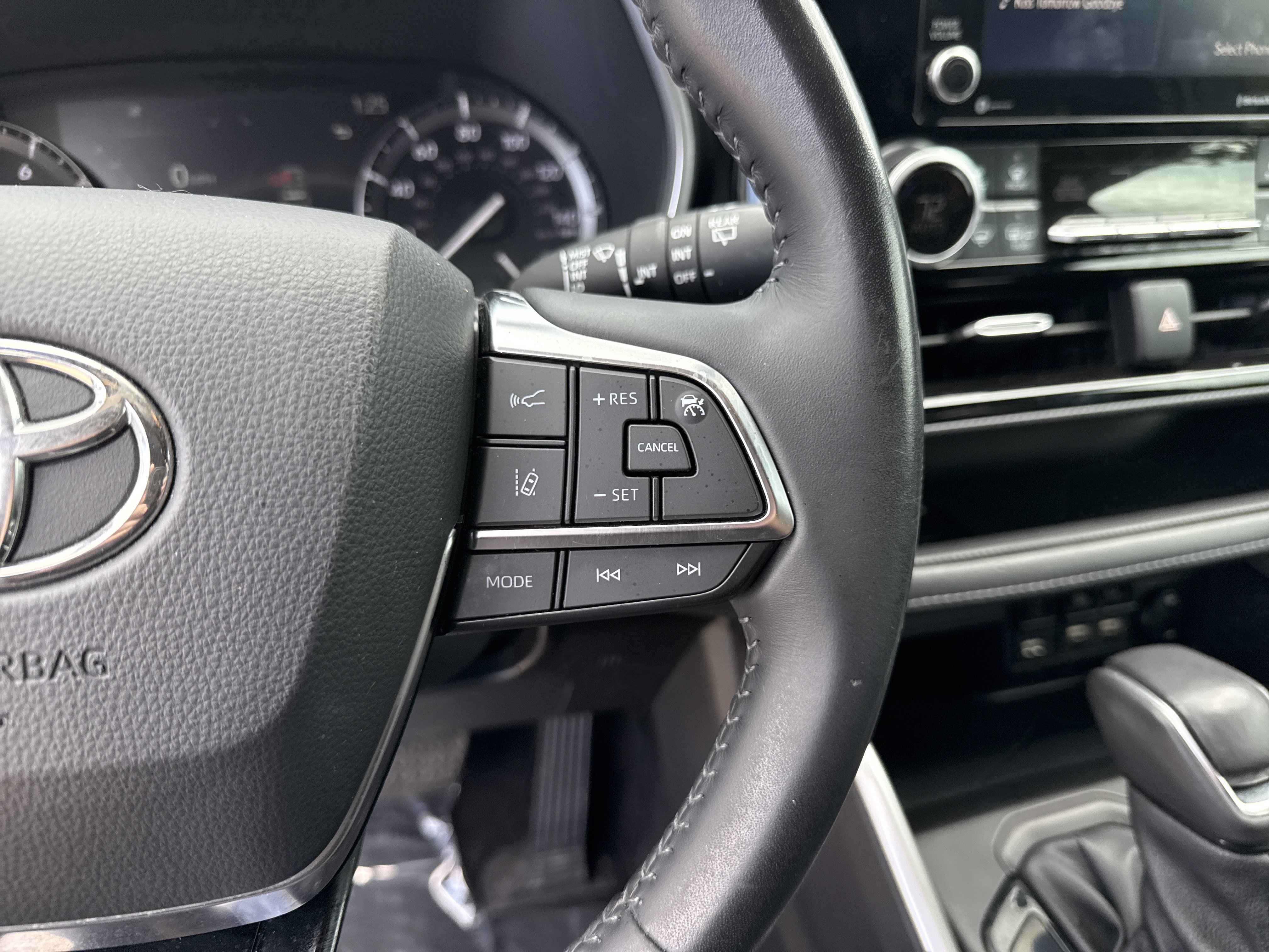 Used 2021 Toyota Highlander XSE AWD/4WD image 19