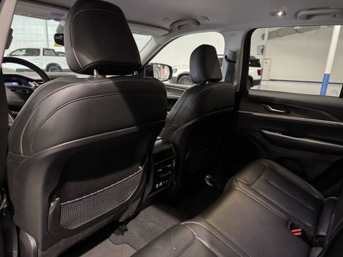 Used 2023 Jeep Grand Cherokee Limited image 34