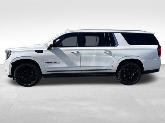 Used 2022 GMC Yukon XL Denali w/ Denali Premium Package RWD image 4