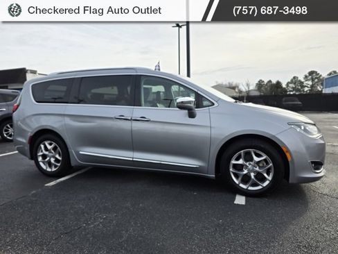 Used 2018 Chrysler Pacifica Limited image 10