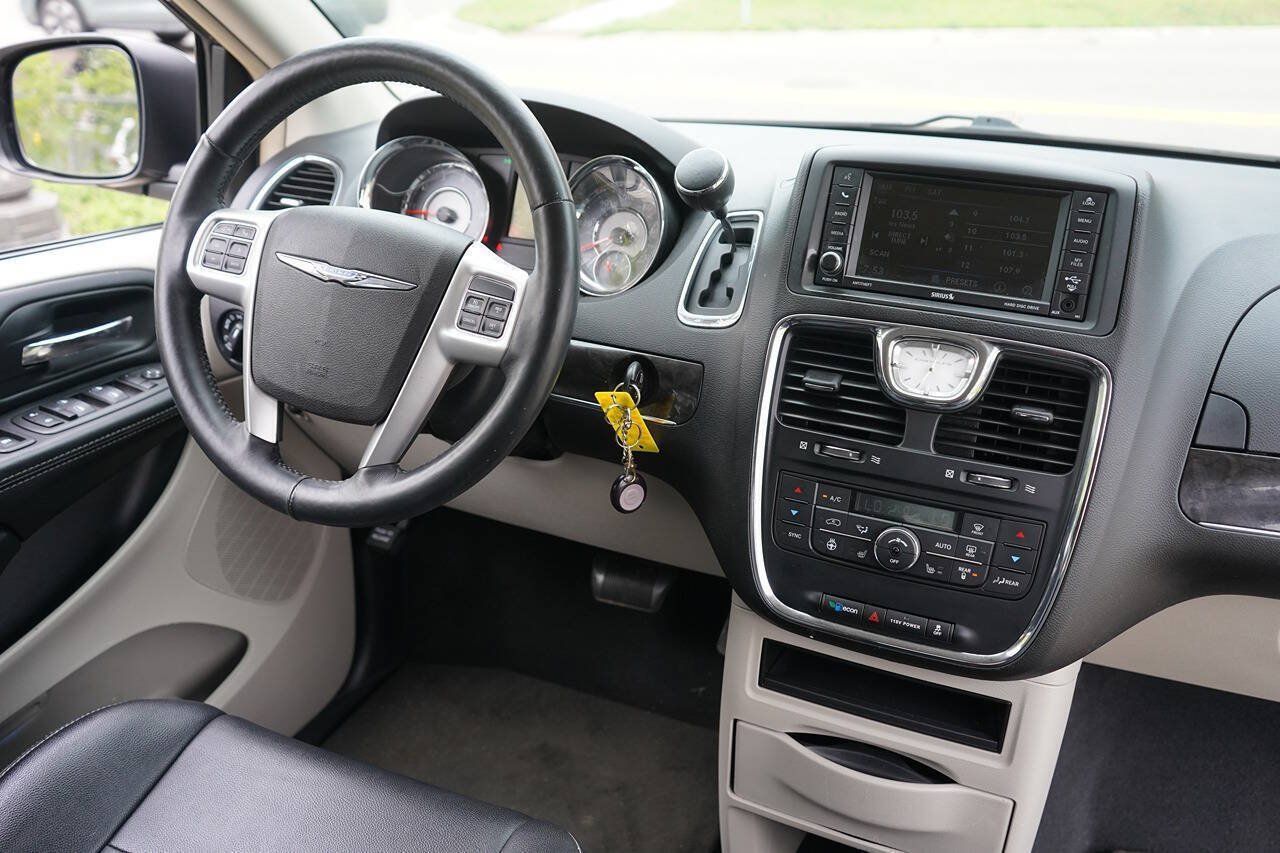 Used 2016 Chrysler Town & Country Touring w/ Driver Convenience Group FWD image 18