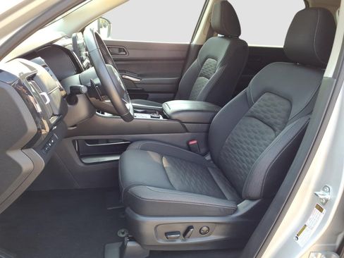 Used 2025 Nissan Pathfinder SV AWD/4WD image 12