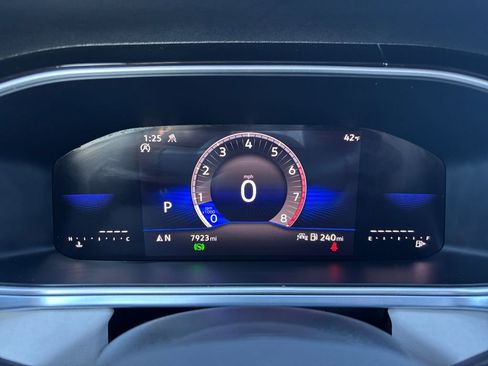 Used 2025 Volkswagen Taos SE image 17