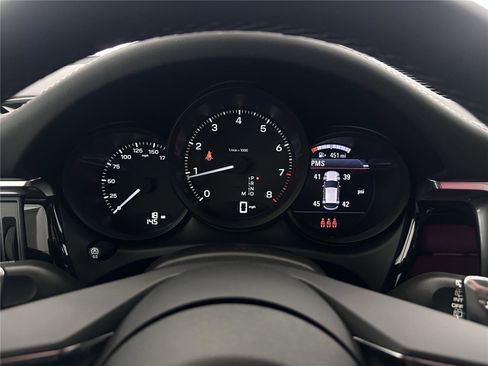 Used 2025 Porsche Macan image 21