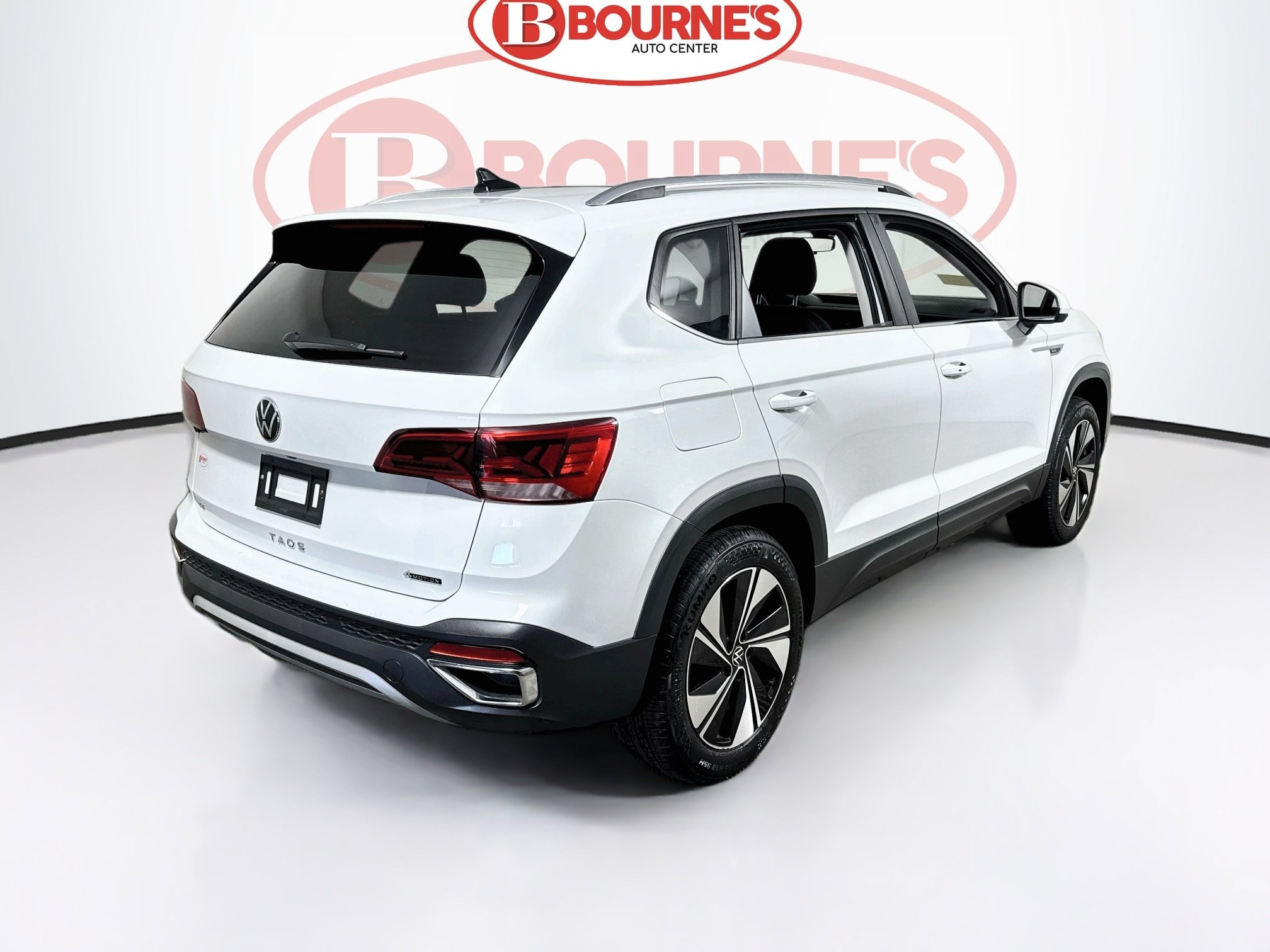 Used 2023 Volkswagen Taos SE w/ Panoramic Sunroof Package AWD/4WD image 11