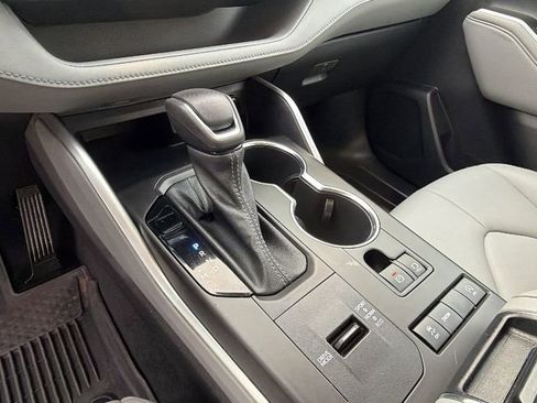 Used 2022 Toyota Highlander XLE image 29
