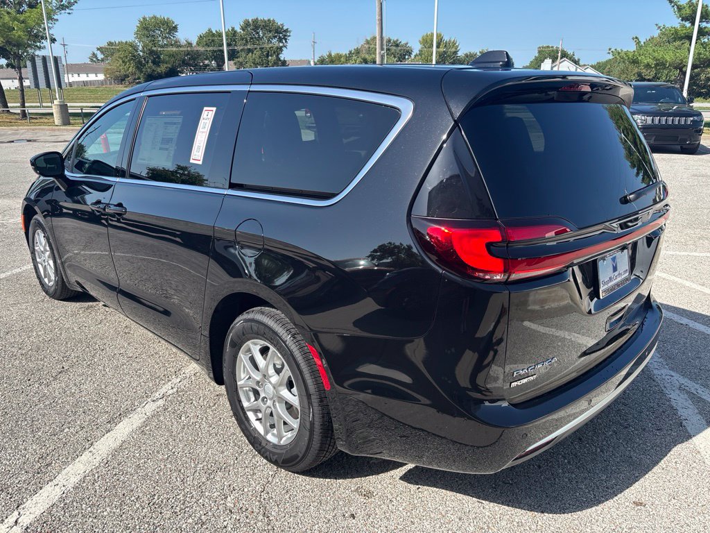 New 2027 Chrysler Pacifica Select FWD image 10