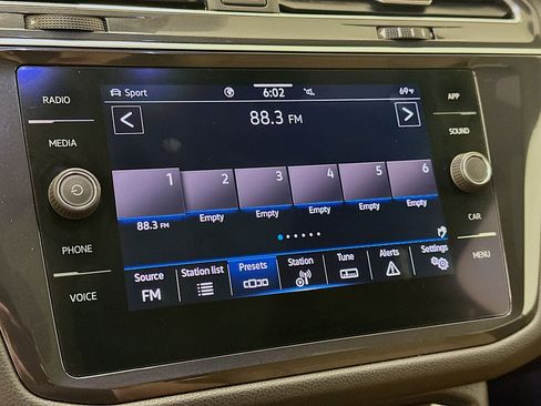 Used 2022 Volkswagen Tiguan SE w/ Panoramic Sunroof Package AWD/4WD image 21
