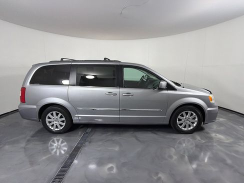 Used 2014 Chrysler Town & Country Touring FWD image 4