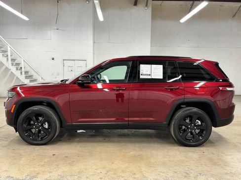 Used 2025 Jeep Grand Cherokee Altitude RWD image 4