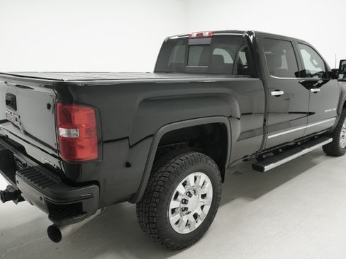 Used 2019 GMC Sierra 2500 Denali w/ Duramax Plus Package AWD/4WD image 2